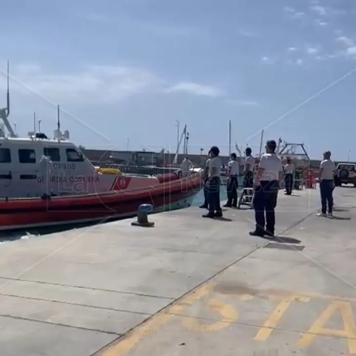 I superstiti del naufragio al largo della Calabria: «Tra i dispersi anche 26 bambini, intere famiglie morte»