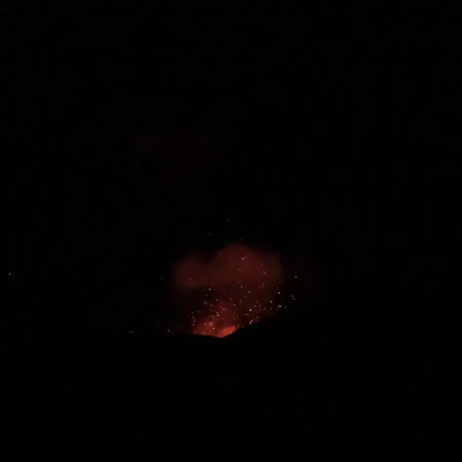 Anche l'Etna si fa vedere. Le immagini spettacolari di questa notte - VIDEO