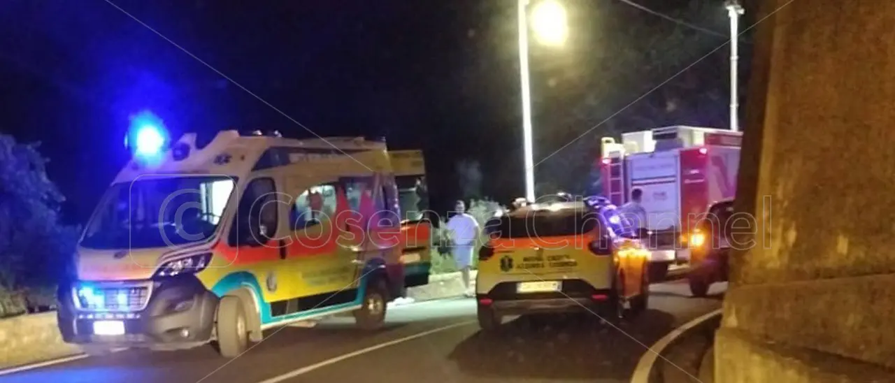 Cosenza, un ragazzo finisce nella scarpata a Corso Vittorio Emanuele