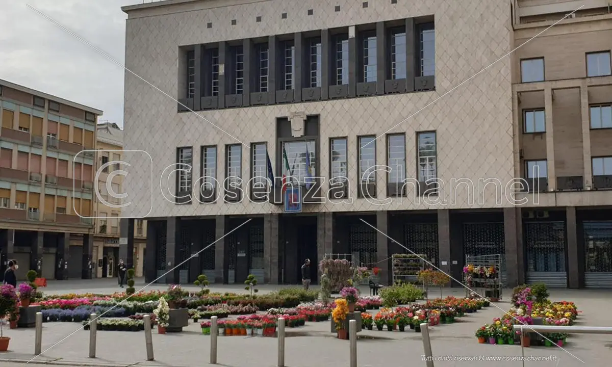 Cosenza, la minoranza lascia l'aula prima del voto sulla concessione di un immobile a Sant'Ippolito