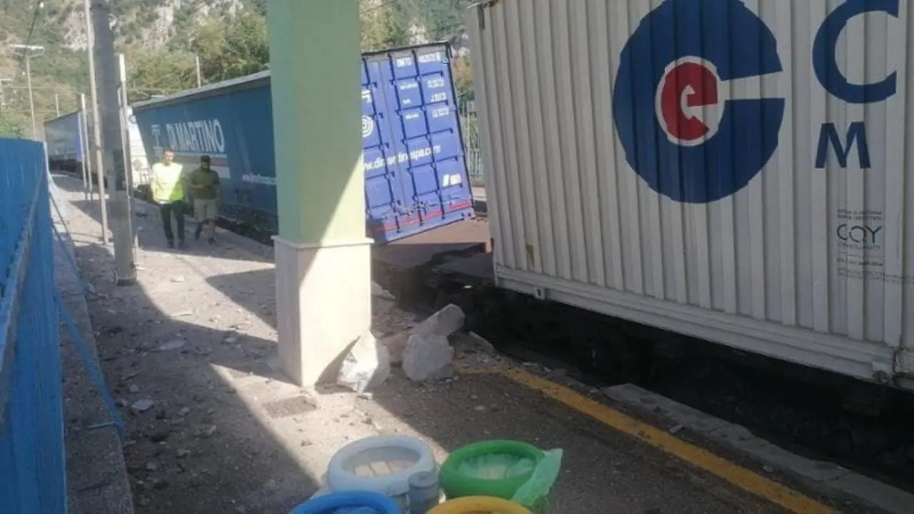 Deraglia treno merci: bloccata la circolazione sulla linea Salerno - Reggio Calabria