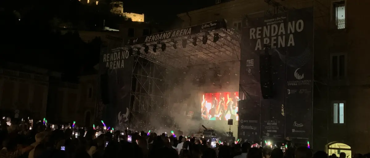 Cosenza per una notte torna negli anni Novanta e diventa la \"regina del Celebrità\" - FOTO