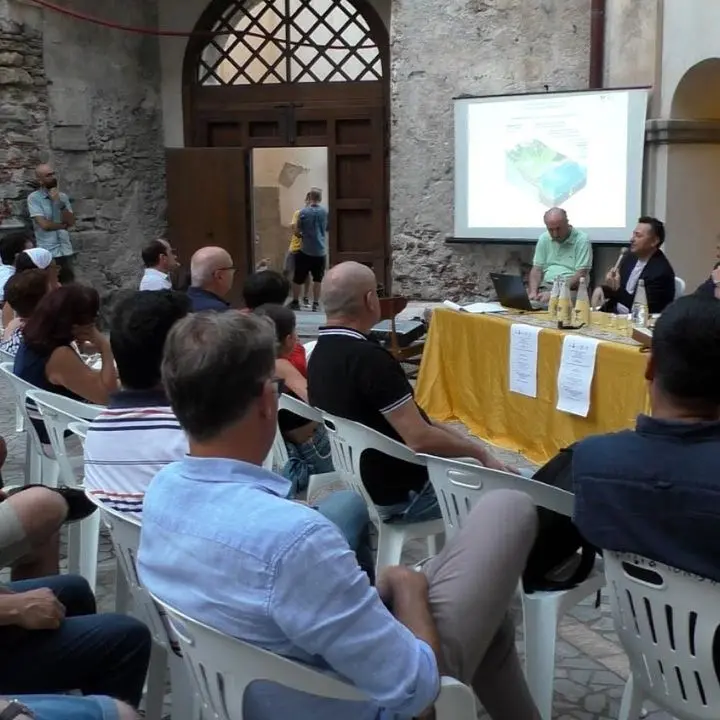 Scalea, gli esperti lanciano l'allarme sull'insabbiamento della scogliera | VIDEO