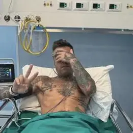 Fedez ricoverato per un'emorragia. Dalla barella scrive una frecciata velenosa (a Ferragni?)