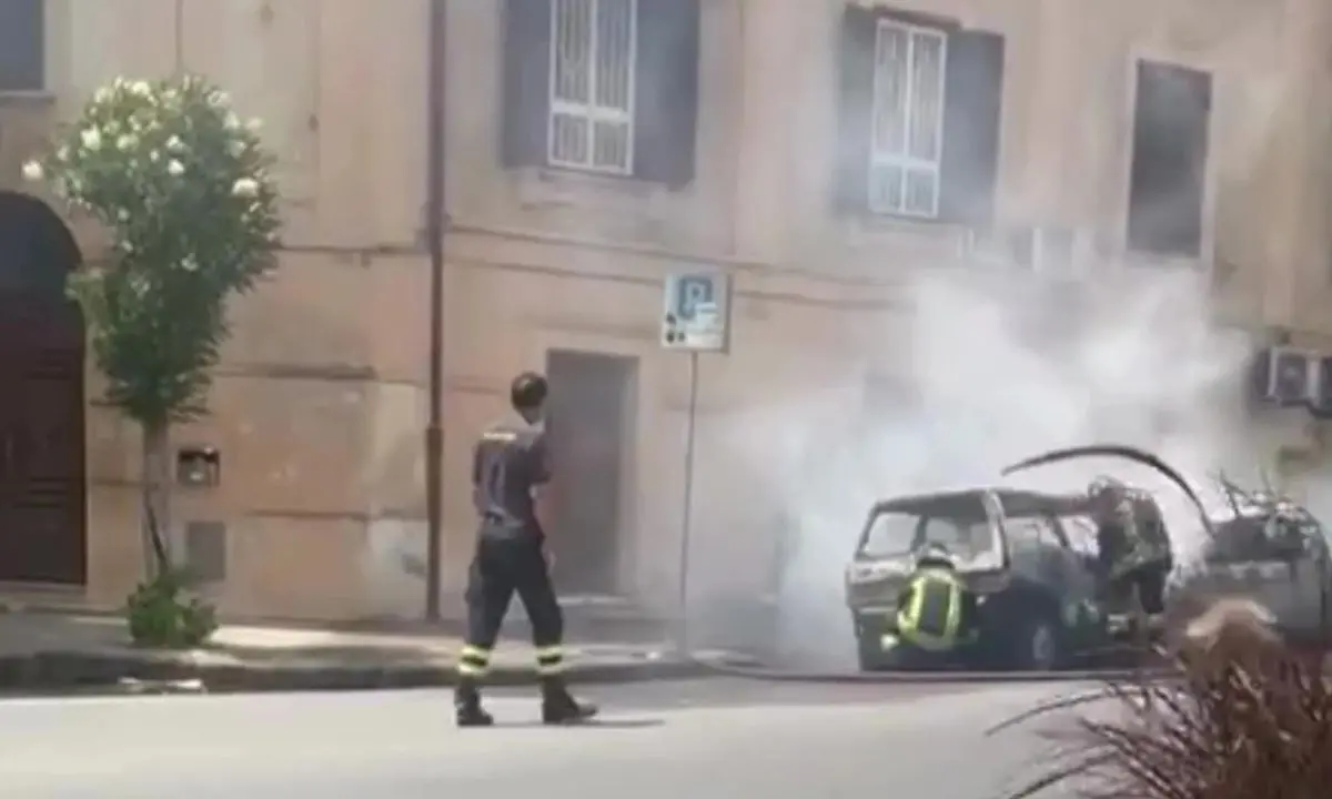 Mezzogiorno di fuoco in via Roma, due auto divorate dalle fiamme | VIDEO