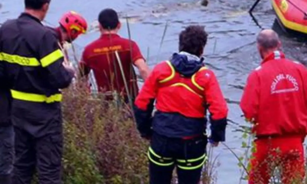 Automobile cade in un laghetto nelle Marche, due morti