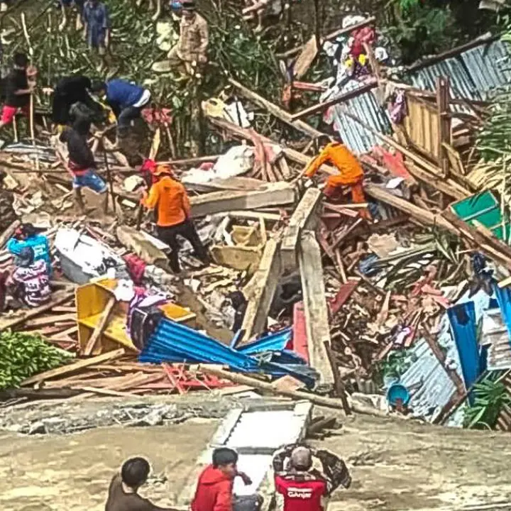 Indonesia, tragedia immane. Frana in miniera d'oro illegale: 11 morti, 19 dispersi