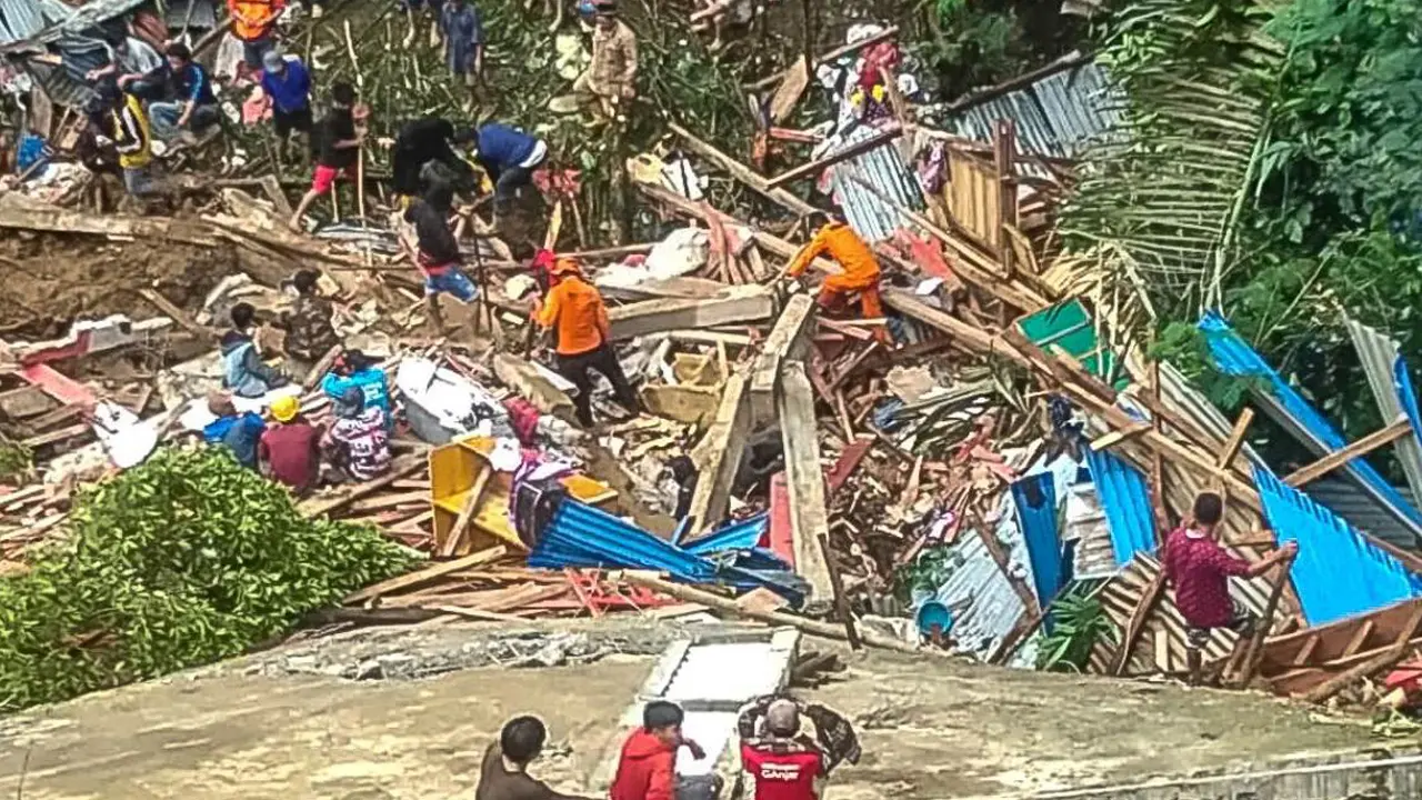 Indonesia, tragedia immane. Frana in miniera d'oro illegale: 11 morti, 19 dispersi