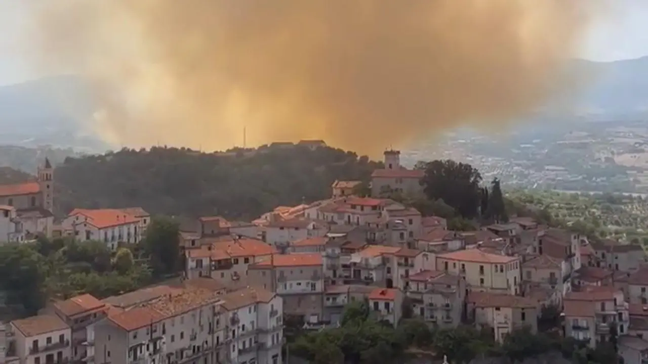 Incendio minaccia il centro abitato di Luzzi: preoccupazione tra i residenti